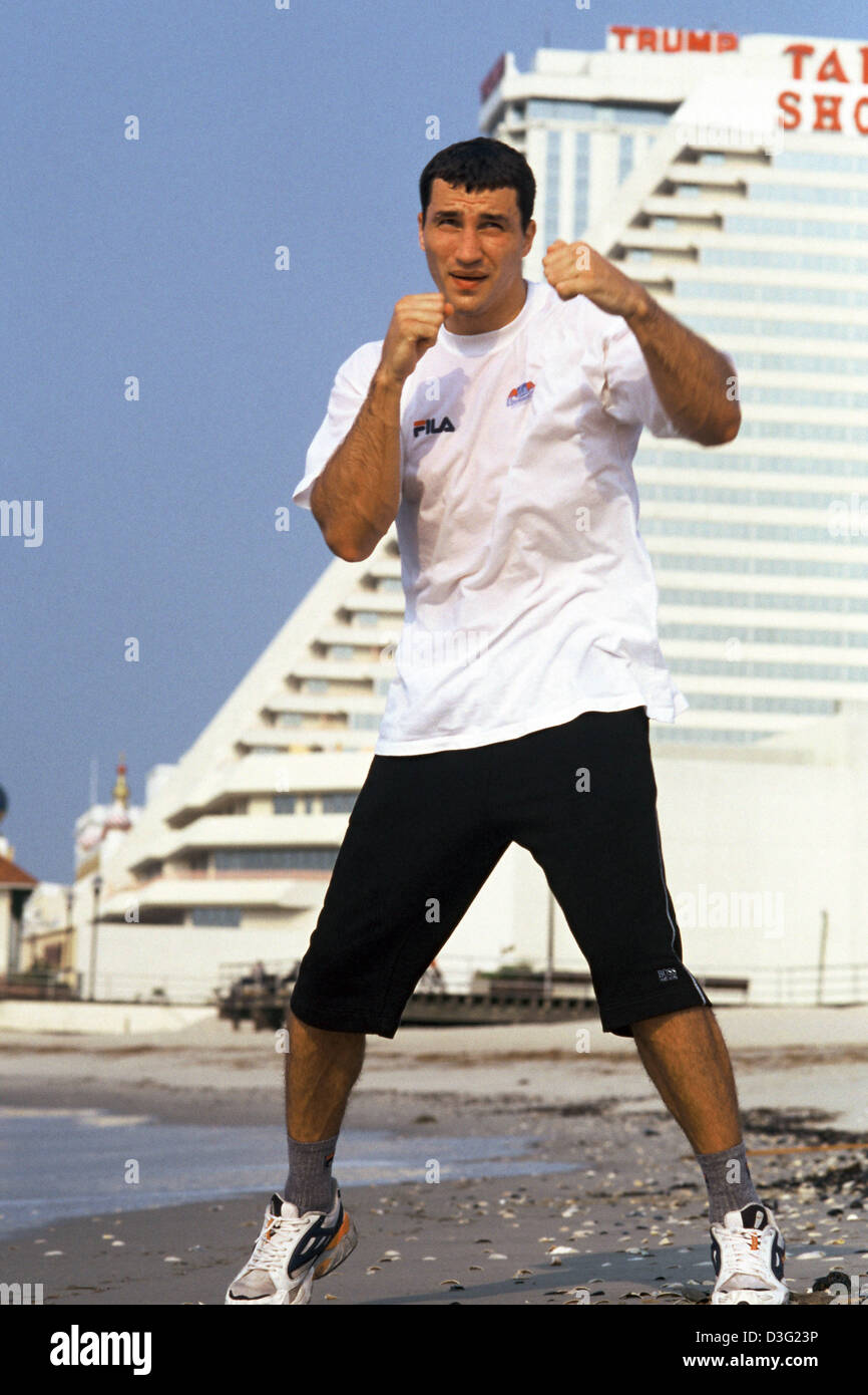 (Afp) - Le champion de boxe poids-lourds Wladimir Klitschko jette quelques coups en l'air sur la plage d'Atlantic City, New Jersey, USA, 28 juin 2002. Banque D'Images
