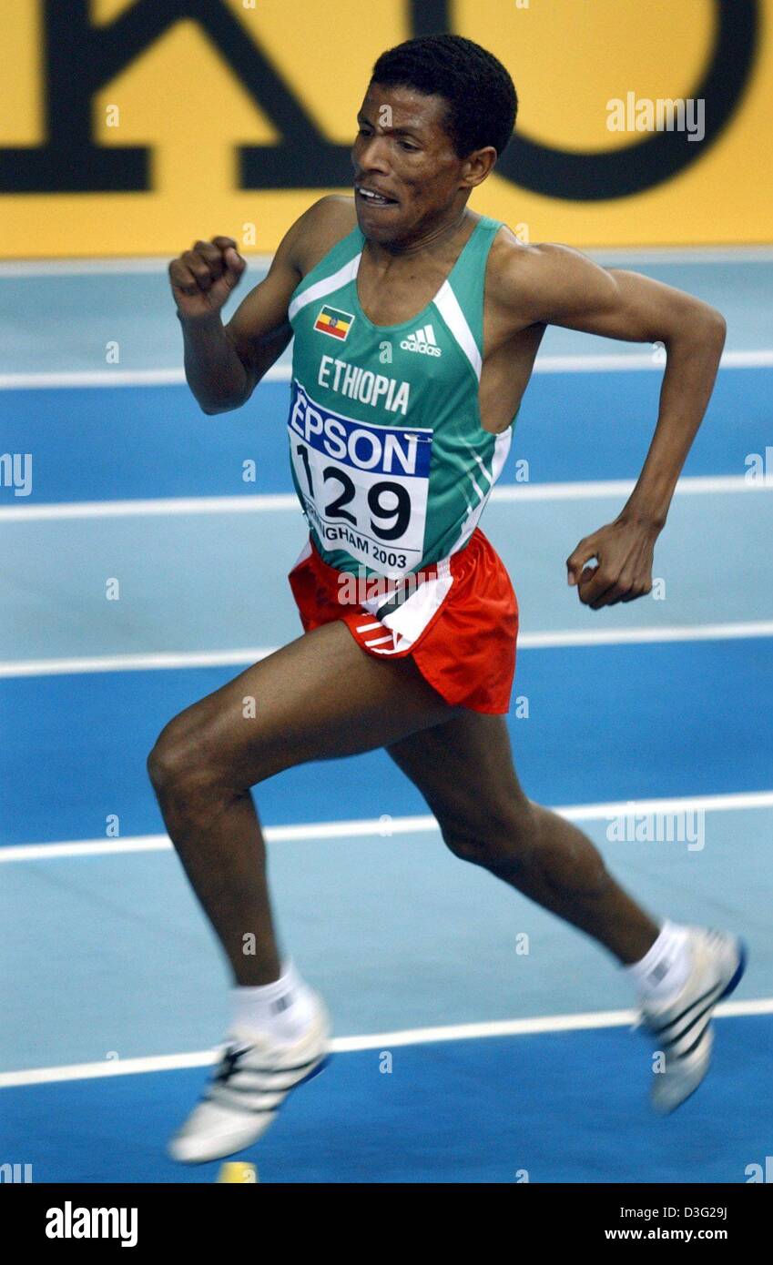 (Afp) - Ethiopien Haile Gebrselassie s'exécute au cours de la Men's 3 000 mètres à la finale 9es Championnats du monde en salle d'athlétisme à la National Indoor Arena (NIA) à Birmingham, le 16 mars 2003. Il prend la première place avec 7:40,97 minutes. Banque D'Images