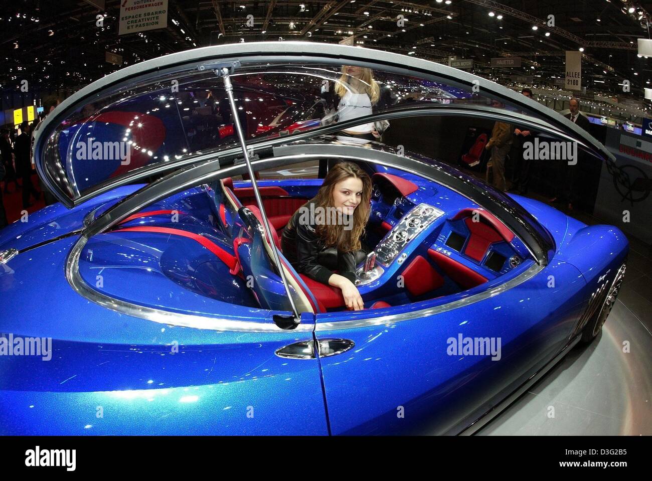 (Afp) - Un modèle est assis dans une Corvette qui a été redessiné par le designer automobile italien Giugiaro au 'Genève' Automobilesalon, la voiture des expositions et des salons, à Genève, Suisse, 5 mars 2003. L 'Automobilesalon' est le premier à mettre en évidence l'actuelle année commerciale pour les constructeurs et les concepteurs. 265 exposants présenteront environ 900 marques de 30 pays. Banque D'Images