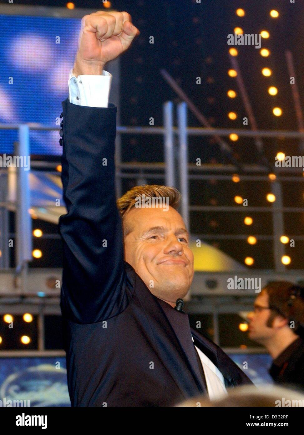 (Afp) - Dieter Bohlen, membre du jury de l'émission de télévision "Deutschland sucht den Superstar" (l'Allemagne cherche la superstar), la version allemande de l'émission britannique "Pop Idol", soulève son bras après la finale à Cologne, Allemagne, le 8 mars 2003. Banque D'Images