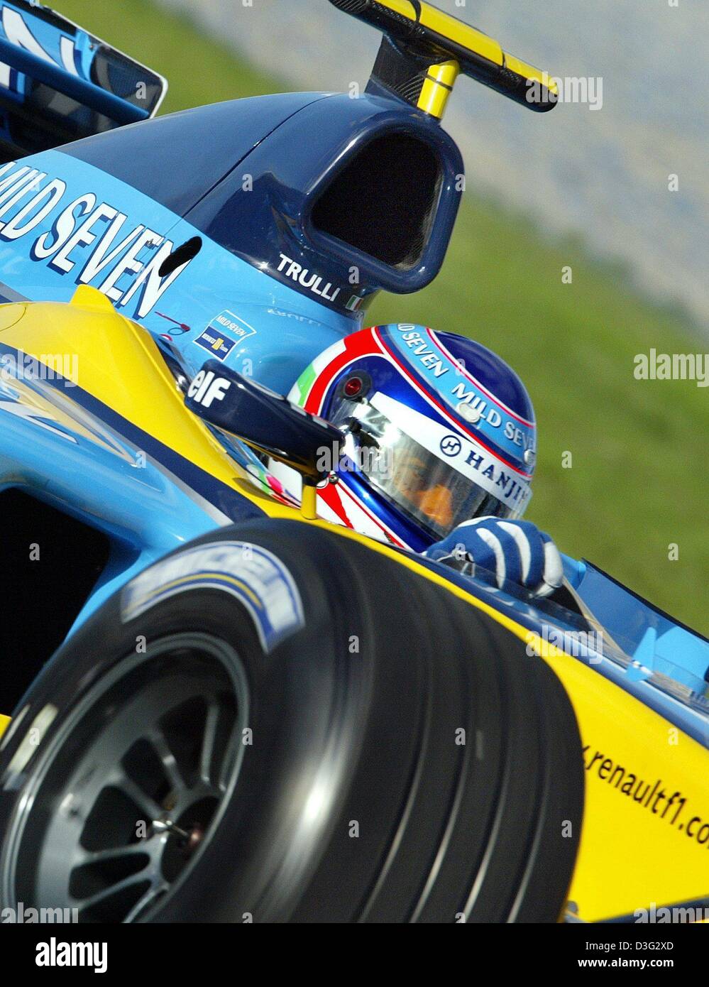 (Afp) - pilote de Formule 1 Italien Jarno Trulli termine la deuxième libre parcours d'essai sur la piste de course à Melbourne, Australie, 8 mars 2003. La saison de Formule 1 en 2003 a ouvert à Melbourne le 9 mars 2003. Banque D'Images