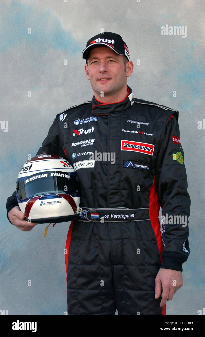 (Afp) - un pilote de formule néerlandais Jos Verstappen (Minardi-Cosworth) pose sur l'Albert Park à Melbourne, le 7 mars 2003. Le Grand Prix d'Australie, s'amorcera la saison de Formule 1 le 9 mars 2003 à Melbourne. Banque D'Images