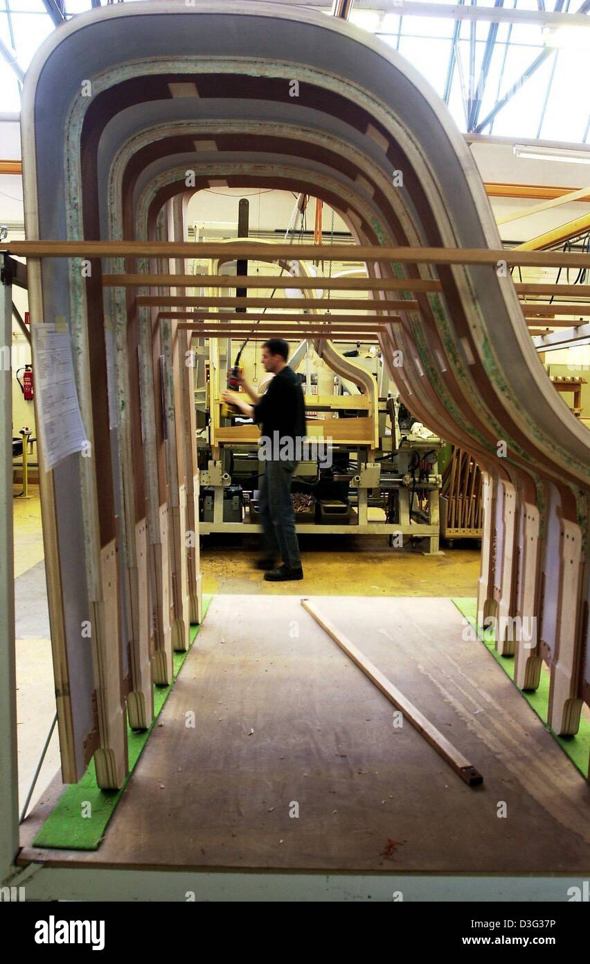 (Afp) - Les cadres de pianos sont alignés à la succursale de Steinway & Sons à Hambourg, 25 février 2003. Le 5 mars 2003 le fabricant de piano célébrera son 150e anniversaire. En 1797, le fondateur de la société Heinrich Engelhard Steinweg est né à Wolfshagen, un petit village dans les montagnes du Harz. Il a construit est d'abord grand piano en 1836, mais à la veille de la revo Banque D'Images