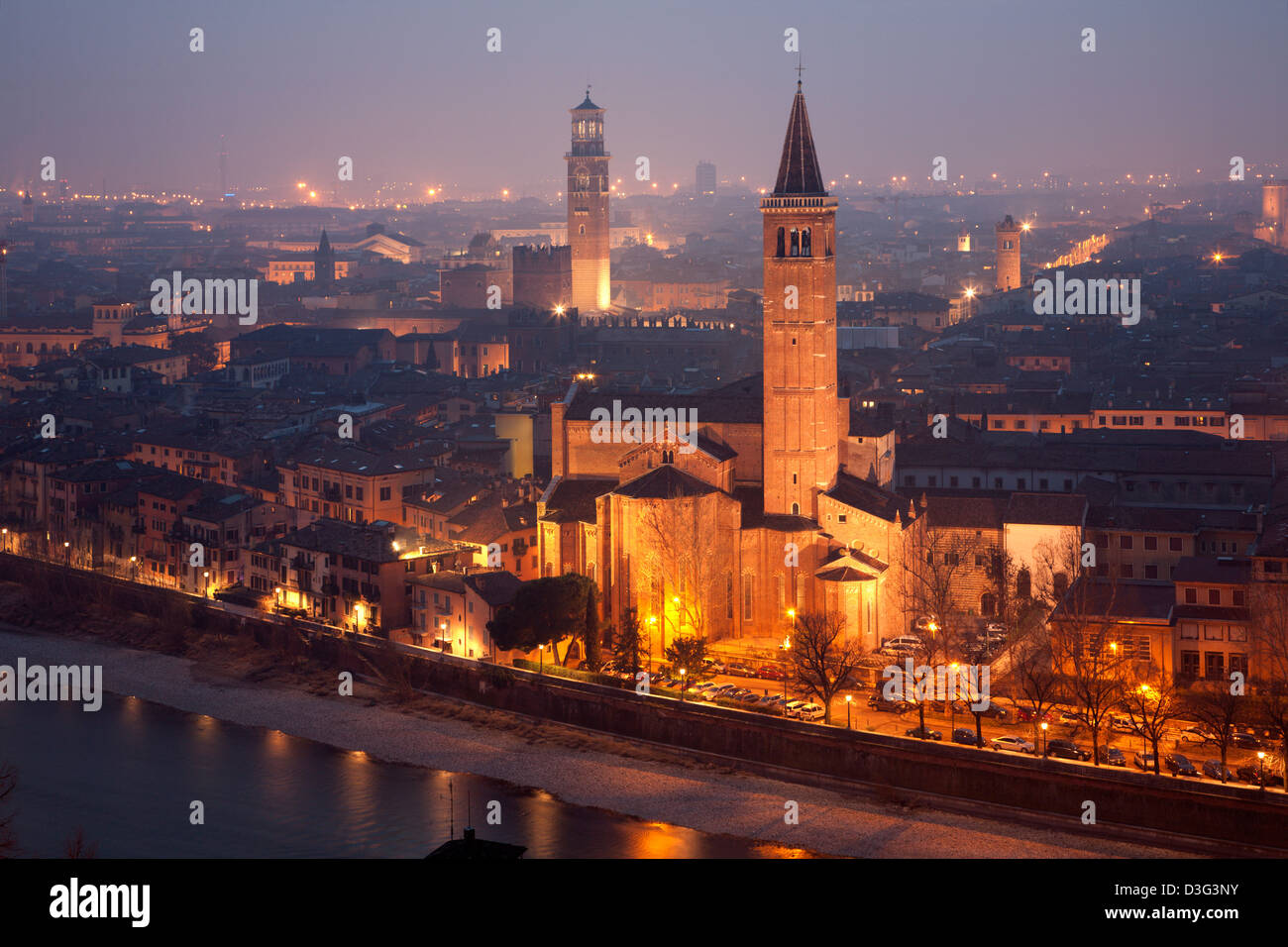 Vérone - Perspectives de Castel San Pietro à soirée d'hiver à l'église de Santa Anastasia Banque D'Images