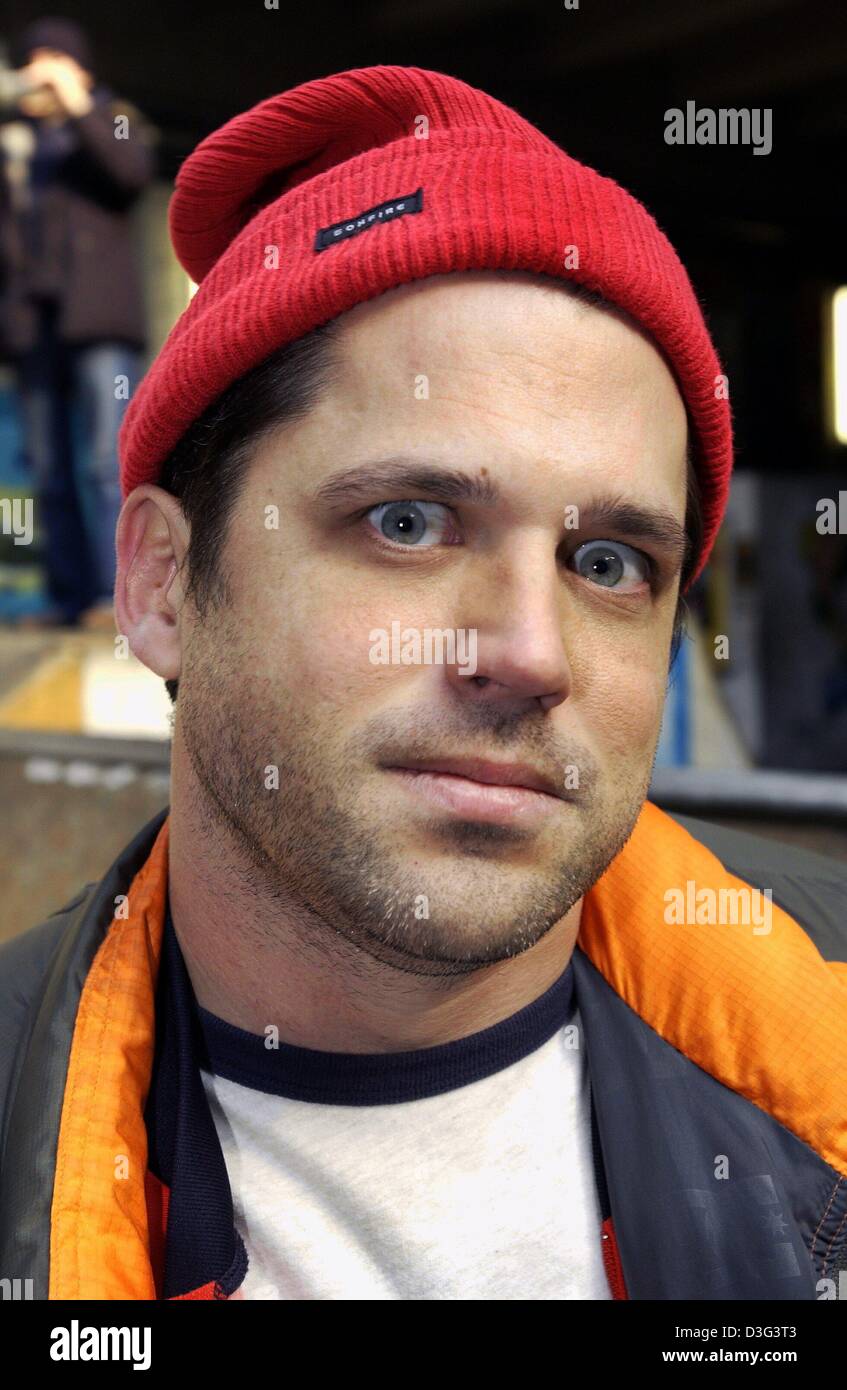 (Afp) - Jeff Tremaine, réalisateur du film 'Jackass' regarde la caméra dans l'occasion de la sortie de leur premier film 'Jackass' à Cologne, Allemagne, 19 février 2003. La corbeille-pop film est diffusé à l'échelle nationale, à l'Allemagne le 27 février 2003. Banque D'Images