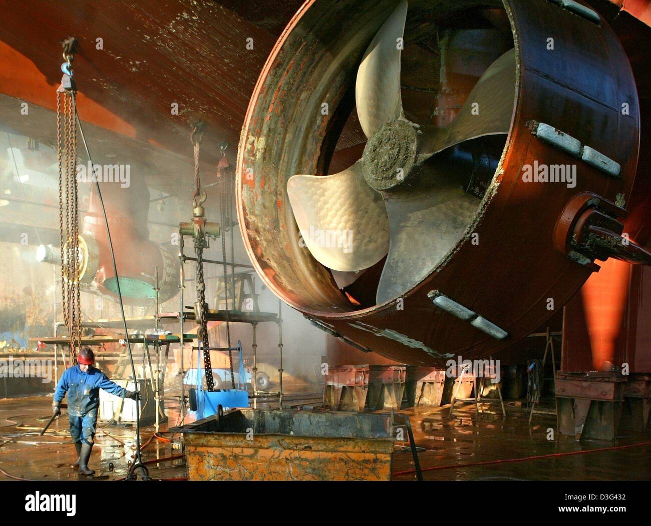 (Afp) - L'un des énormes hélices du spécialiste allemand 'navire' Neuwerk, représentée dans le dock à Bremerhaven, Allemagne, 5 février 2003. Après avoir nettoyé le désastre causé par l'huile de "Prestige" au large de la côte nord-ouest de l'espagnol, le 'Neuwerk' est actuellement en cours de réparation. L'autre a été endommagée de l'hélice qui a été découvert pendant les travaux dans le dock. L 'Neuwerk' est so Banque D'Images