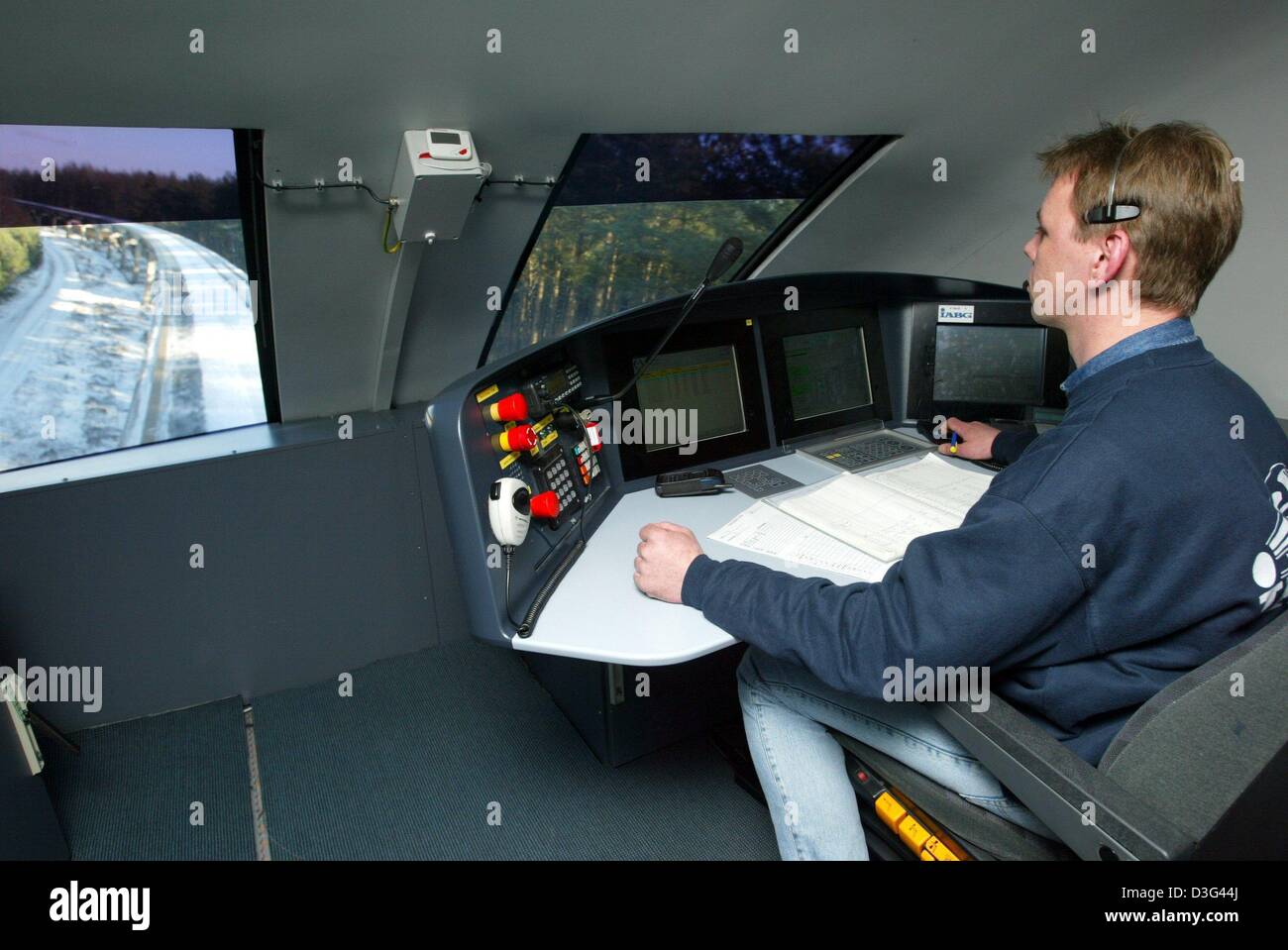 (Afp) - Le pilotage d'un train à lévitation magnétique Transrapid sur sa superspeed testway près de Lathen, Allemagne, 31 janvier 2003. Banque D'Images
