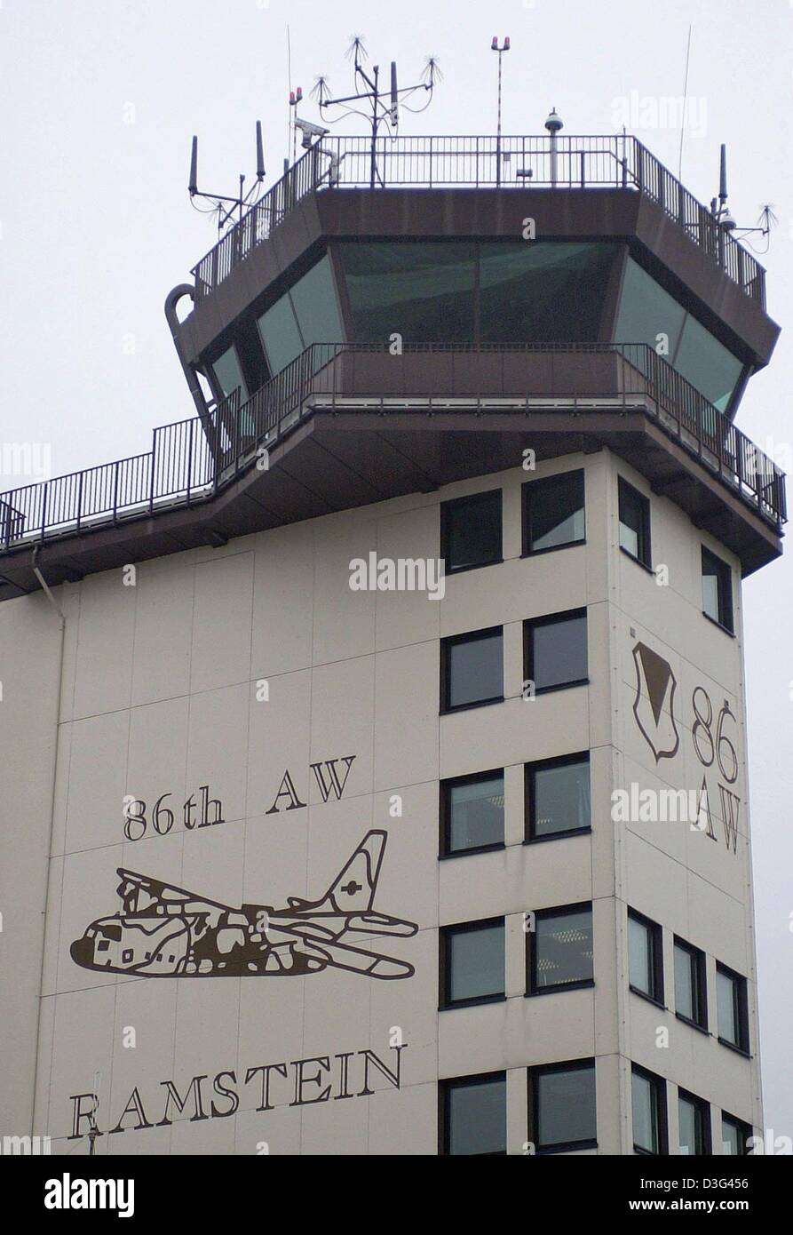 (Afp) - Un hélicoptère de l'armée américaine débarque sur la base aérienne de Ramstein US près de Landstuhl, Allemagne occidentale, 10 février 2003. Ramstein est la plus grande base de l'US air force à l'extérieur des États-Unis. C'est la maison de la 86e escadre de transport aérien (escadron de transport) et le siège social de l'US Air Forces canadiennes en Europe. Selon le journal "Welt am Sonntag" le ministère de la défense américain a Banque D'Images