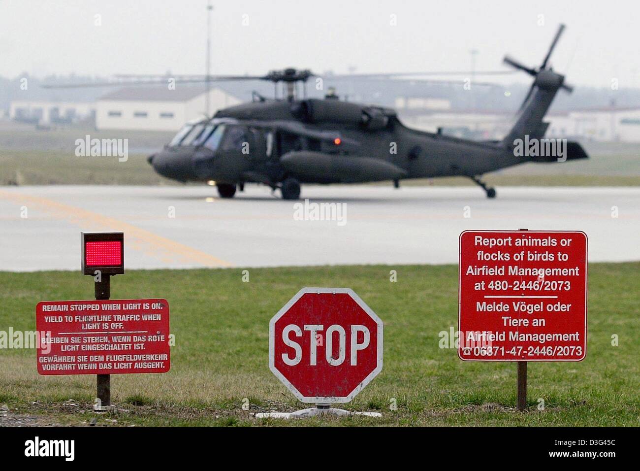 (Afp) - Un hélicoptère attend pour décoller à la base aérienne de Ramstein US près de Landstuhl, Allemagne occidentale, 10 février 2003. Ramstein est la plus grande base de l'US air force à l'extérieur des États-Unis. C'est la maison de la 86e escadre de transport aérien (escadron de transport) et le siège social de l'US Air Forces canadiennes en Europe. Selon le journal "Welt am Sonntag" le ministère de la défense américain a st Banque D'Images