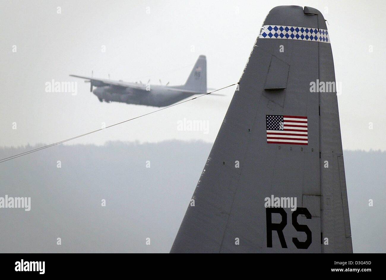 (Afp) - un avion Hercule se décolle de la base aérienne de Ramstein à nous près de Landstuhl, Allemagne occidentale, 10 février 2003. Ramstein est la plus grande base de l'US air force à l'extérieur des États-Unis. C'est la maison de la 86e escadre de transport aérien (escadron de transport) et le siège social de l'US Air Forces canadiennes en Europe. Selon le journal "Welt am Sonntag" le ministère de la défense américain a arrêter Banque D'Images