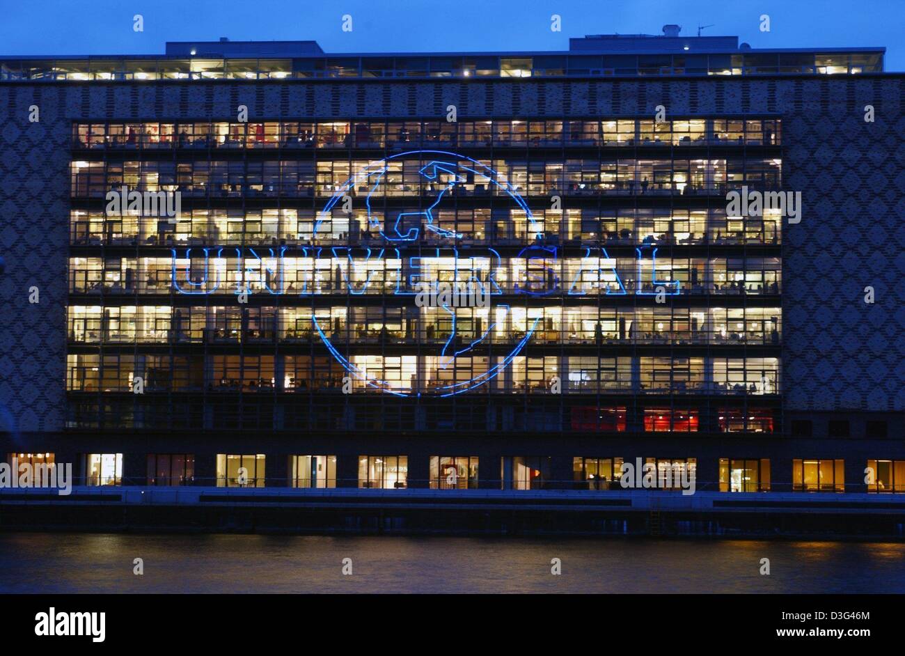 (Afp) - Le siège allemand de la société Universal Music sont représentés dans Berlin, 28 janvier 2003. Universal Music, une division de la société de musique la plus importante du monde, Universal Music Group (UMG), a déménagé son siège allemand de Hambourg à Berlin en juillet 2002. La capitale allemande est considérée comme le nouveau centre créatif du pays. Banque D'Images