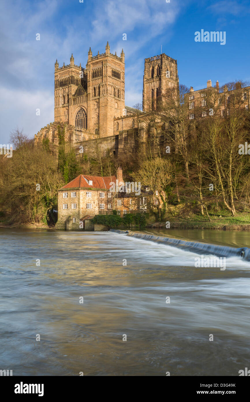 Cathédrale de Durham et le Musée d'archéologie reflète dans l'eau de la rivière de l'usure sur un après-midi d'hiver Banque D'Images