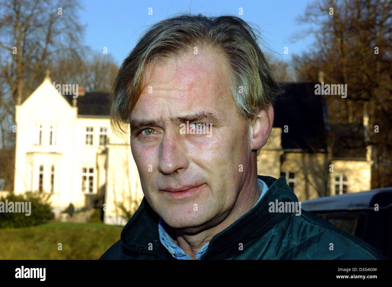 (Afp) - Heinrich Comte von Bassewitz oecological, nommé par la Fédération des agriculteurs allemands (Deutscher Bauernverband), sur la photo en face de la ferme de sa ferme biologique dans Dalwitz, Allemagne du nord, le 15 décembre 2003. Il a été l'exécution de l'exploitation agricole biologique pendant 12 ans et maintenant à l'origine de la première 'génie génétique-free zone' en Allemagne. 15 exploitations voisines qui sont coupées de Banque D'Images