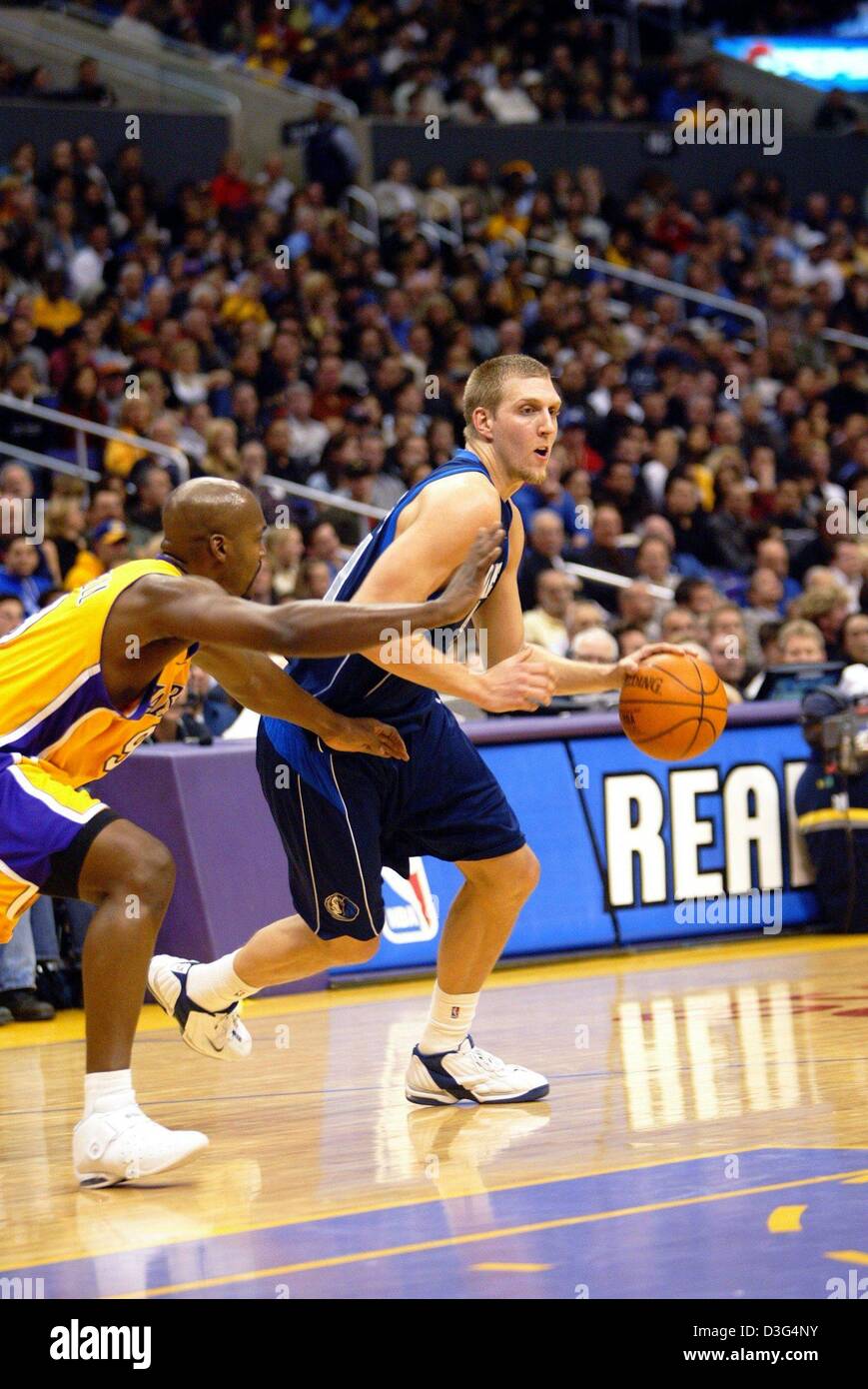 Afp basket ball pro allemand Dirk Nowitzki R qui joue pour