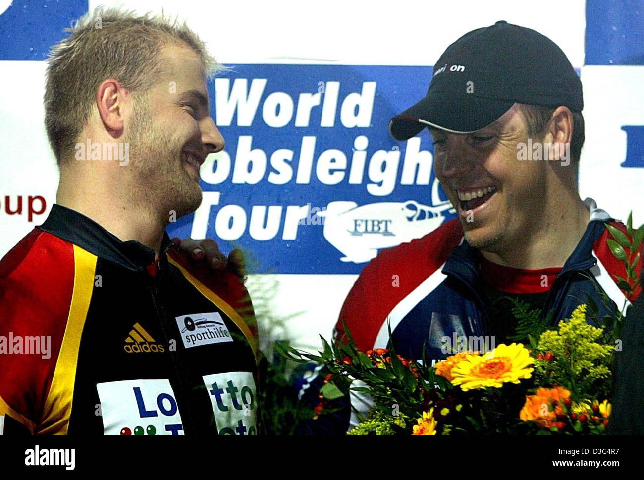 (Dpa) - US Todd Hays (R) parle d'André Lange sur le podium lors de la Coupe du monde de bobsleigh à Winterberg, Allemagne, 13 décembre 2003. Hays et son partenaire Steve Mesler a pris la première place dans la compétition de bobsleigh à deux hommes. Banque D'Images