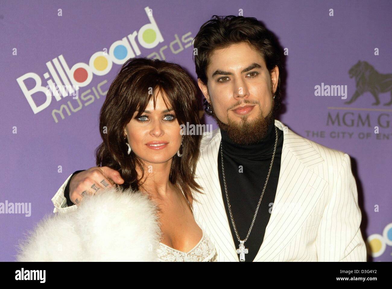 (Dpa) - Musicien Dave Navarro et son épouse, actrice américaine Carmen Electra, poser l'avant du Billboard Awards Show à Las Vegas, USA, 10 décembre 2003. La remise des prix de l'US Billboard magazine de musique ont été attribuées pour la 14e fois. Banque D'Images
