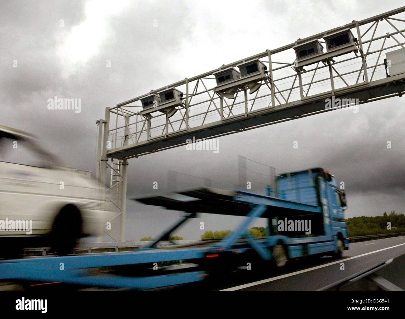 (Afp) - Les fichiers de sombres nuages sur un bras qui se connecte et projets de camions et transporteurs de marchandises sont vus sur l'autoroute A43 près de Duelmen, Allemagne, 7 octobre 2003. La question de l'appareil sans frais sur les autoroutes allemandes est toujours à la une Après une série de problèmes techniques. Non seulement que le consortium d'exploitation Toll Collect est encore incapable d'annoncer une date de début 4 mois après t Banque D'Images