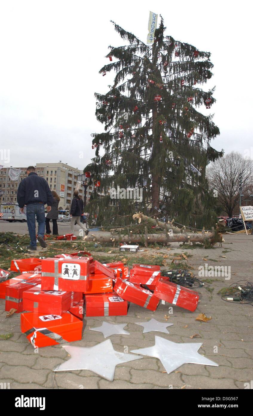 (Afp) - une bannière 'lecture' Gekuerzt (chute/raccourcie) est fixé à 6 % de la pointe d'un arbre de Noël en face de l'hôtel de ville à Berlin, 8 décembre 2003. Avec l'événement de l'université sont protestesting contre les plans du gouvernement de réduire le financement de l'université. Banque D'Images