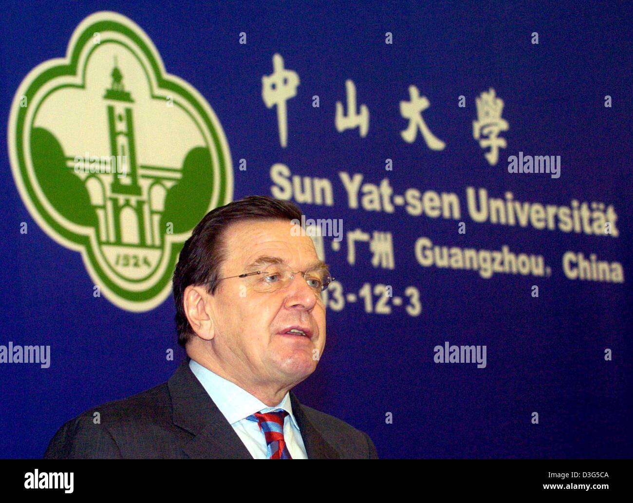 (Afp) - Le Chancelier allemand Gerhard Schroeder s'adresse aux élèves à l'Université Sun Yat-sen à Canton (Guangzhou), Chine du Sud, 3 décembre 2003. Schroeder est sur une visite de trois jours en Chine. Banque D'Images