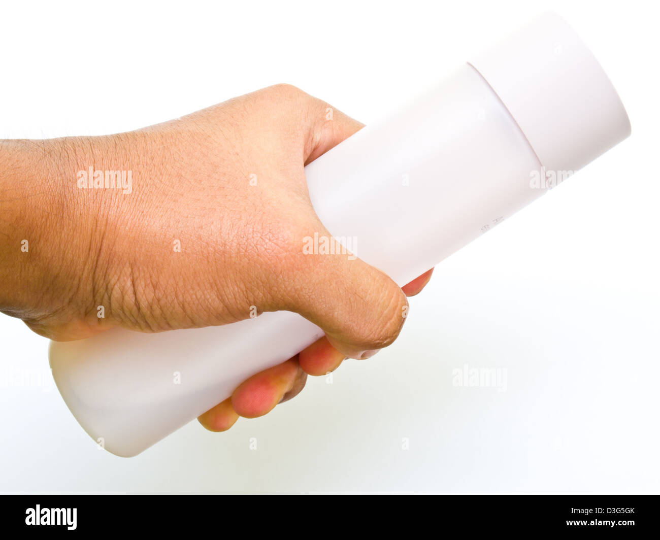 Une bouteille en plastique rose à la main tenir isolé sur fond blanc Banque D'Images