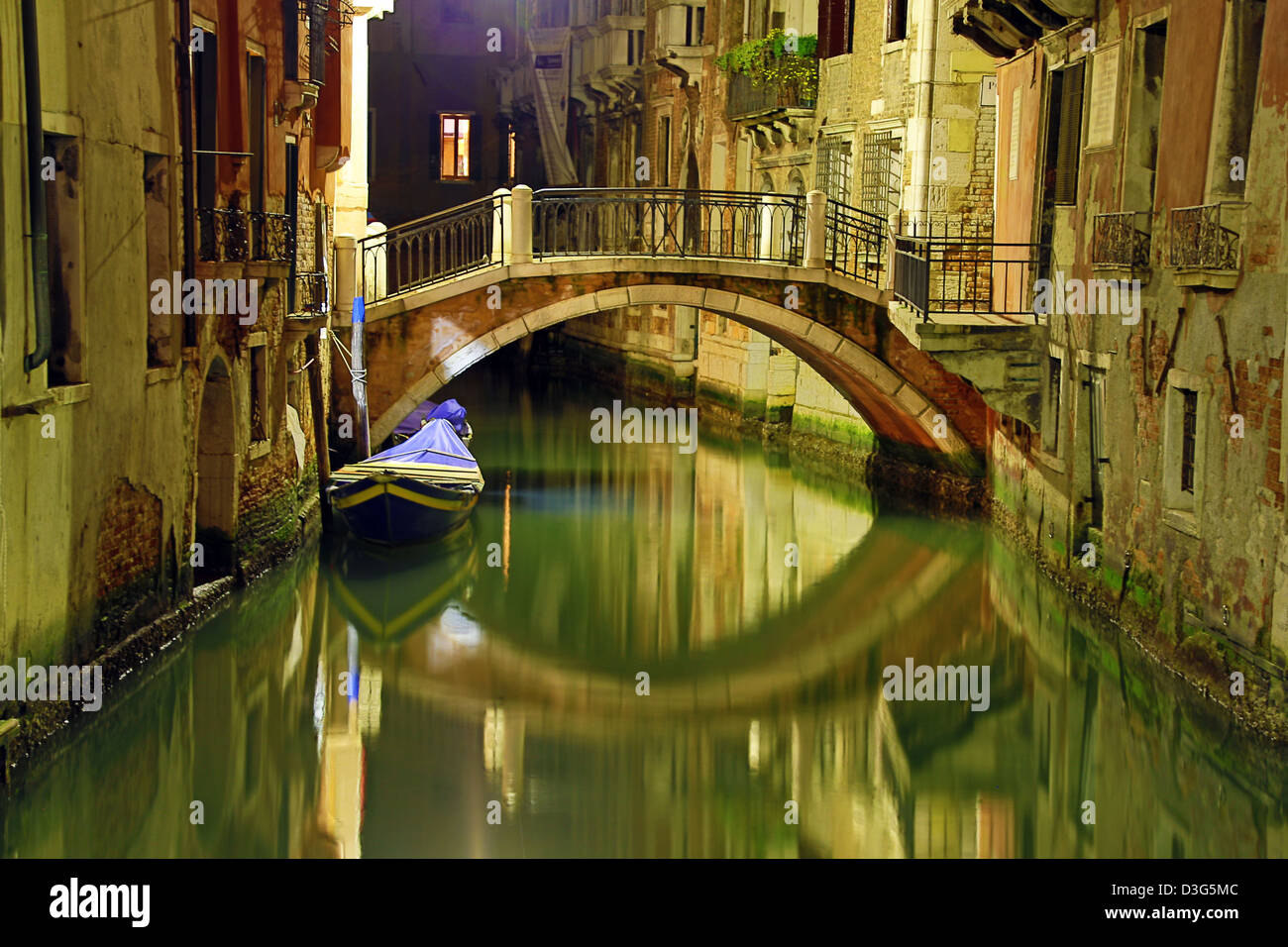 Scène de nuit d'un pont sur un canal déserte à Venise, Italie Banque D'Images