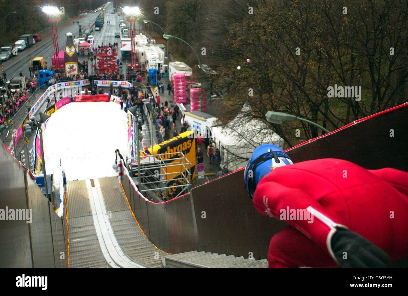 (Afp) - Un mini-saut à ski Hill se trouve en face de la porte de Brandebourg à Berlin, le 19 novembre 2003. Le radiodiffuseur RTL Télévision a invité l'équipe de ski allemande Ski-Adler (aigle) à participer à un événement spectacle en face de la ville à l'appui des nouveaux talents du ski, quelques jours avant le début de la saison de la Coupe du monde dans la ville finlandaise de Kuusamo. Banque D'Images