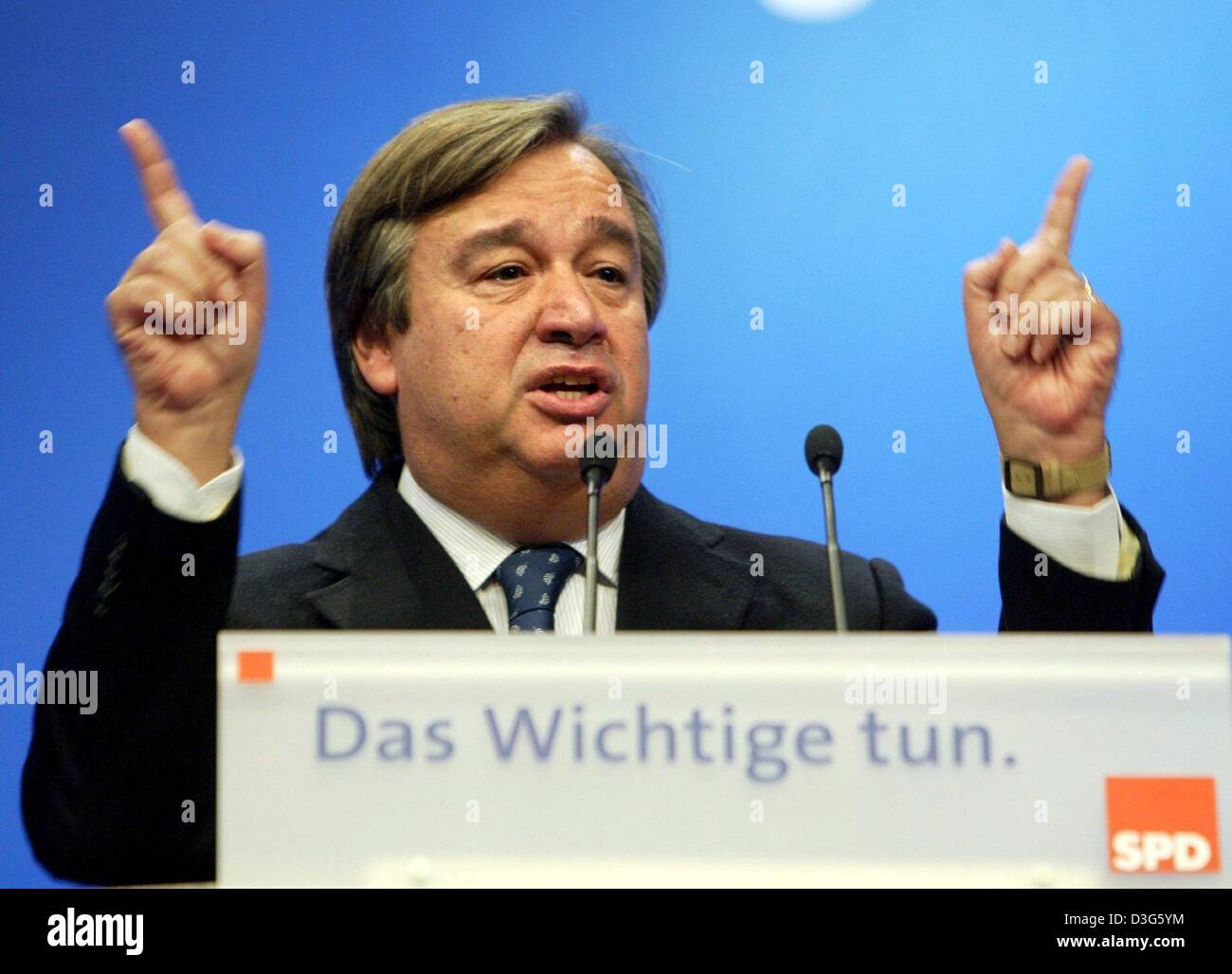 (Afp) - Le Président de l'Internationale socialiste Antonio Guterres du Portugal prend la parole lors du congrès du parti, de la parti social-démocrate allemand SPD à Bochum, Allemagne, 17 novembre 2003. Le conseil à l'lutrin se lit 'pour faire ce qui est important". Banque D'Images