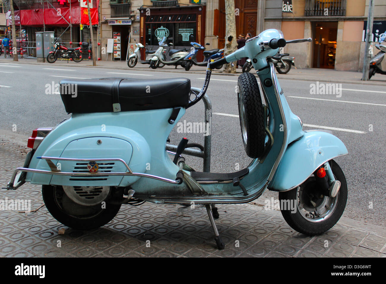 Vieux scooter Vespa garé dans la rue de Barcelone. Banque D'Images