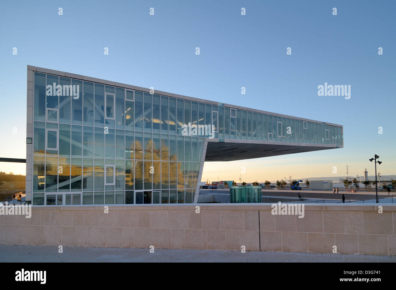 Centre des expositions en Mediterranée Villa Stefano Boeri et Reflet de la cathédrale de Marseille Marseille France Banque D'Images