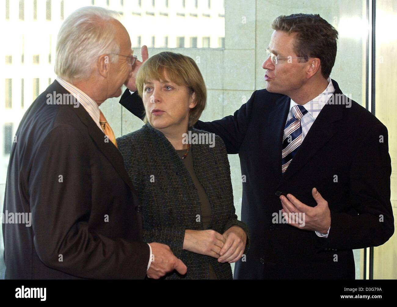 (Afp) - Edmund Stoiber (L), Président de la CSU, Angela Merkel (C), Présidente de la CDU et Guido Westerwelle, chef du FDP, se réunir et parler les uns avec les autres au cours d'une réunion à Berlin, 12 novembre 2003. Les chefs des partis de l'opposition se sont rencontrés pour discuter de la prochaine réforme fiscale et sociale. Banque D'Images