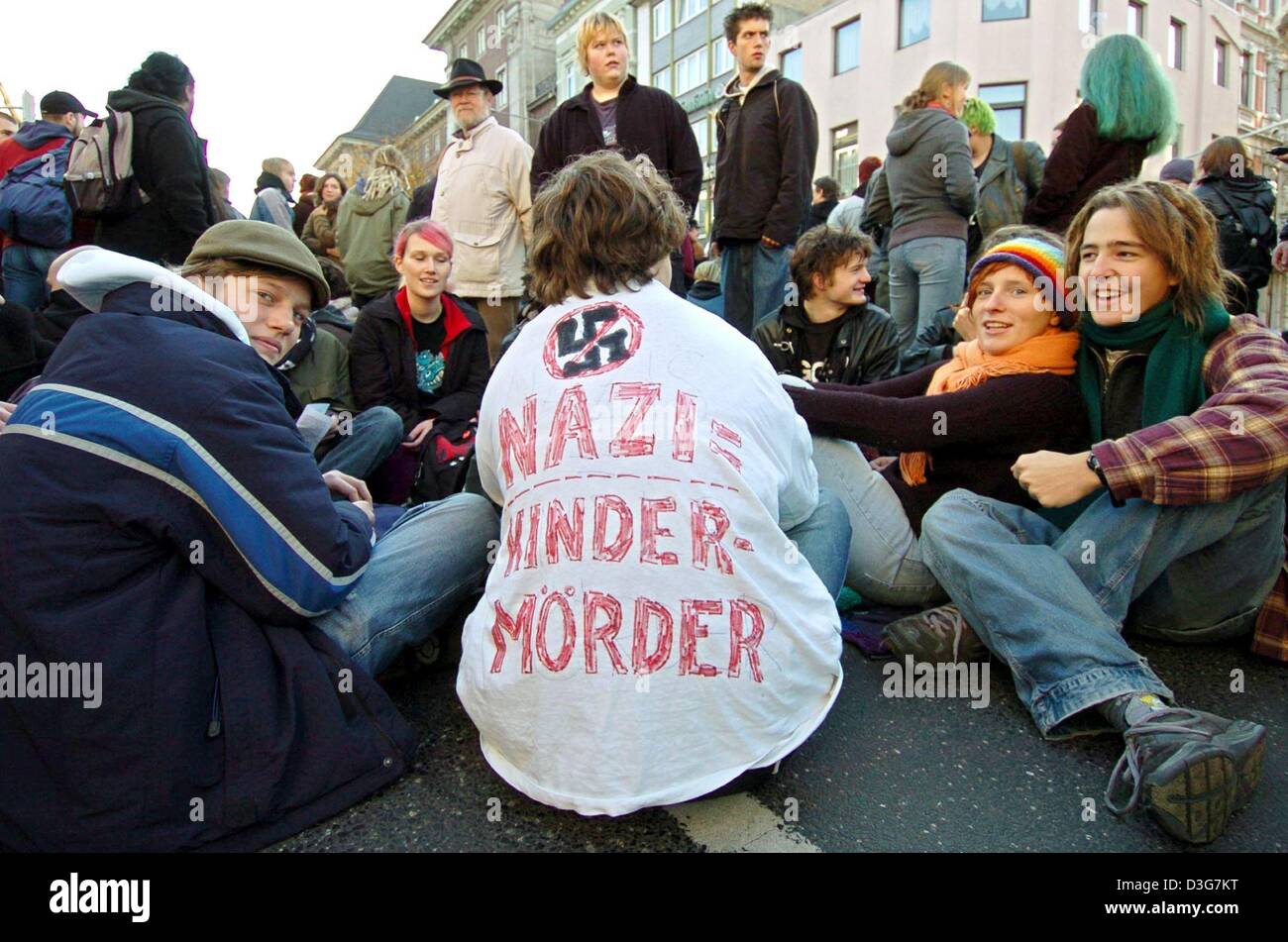 (Afp) - 170 personnes et les citoyens se sont rassemblés dans les rues pour protester contre un rassemblement d'extrémistes de droite à Aix-la-Chapelle, Allemagne, 5 novembre 2003. Sur des manifestants (C) porte une chemise qui se lit 'nazis équivaut à des meurtriers d'enfants. Autour de 40 partisans du parti d'extrême droite allemand NPD a participé à un rassemblement soutenant le penatly mort pour les agresseurs d'en Banque D'Images