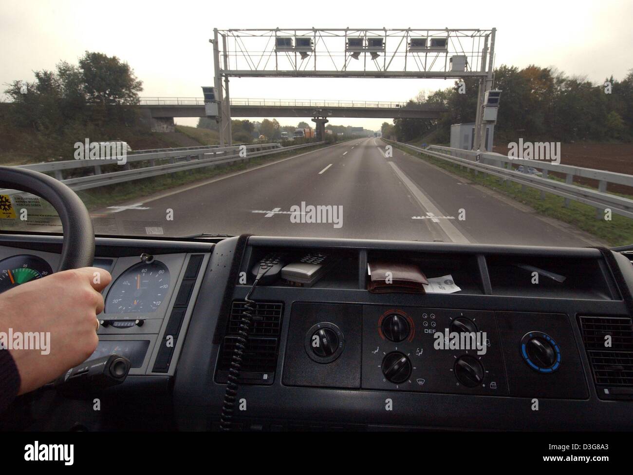 (Afp) - Un chauffeur routier s'approche d'une position du bras qui doit se connecter et bill camions et transporteurs de marchandises sur l'autoroute A57 près de Nancy, France, 22 octobre 2003. L'Allemagne va progresser dans son ambitieux mais pb de projet de collecte des péages routiers d'Overland, a affirmé un haut fonctionnaire 22 octobre. Avec l'Allemagne a dit de perdre plus de 150 millions d'euros par mois en voie de Banque D'Images