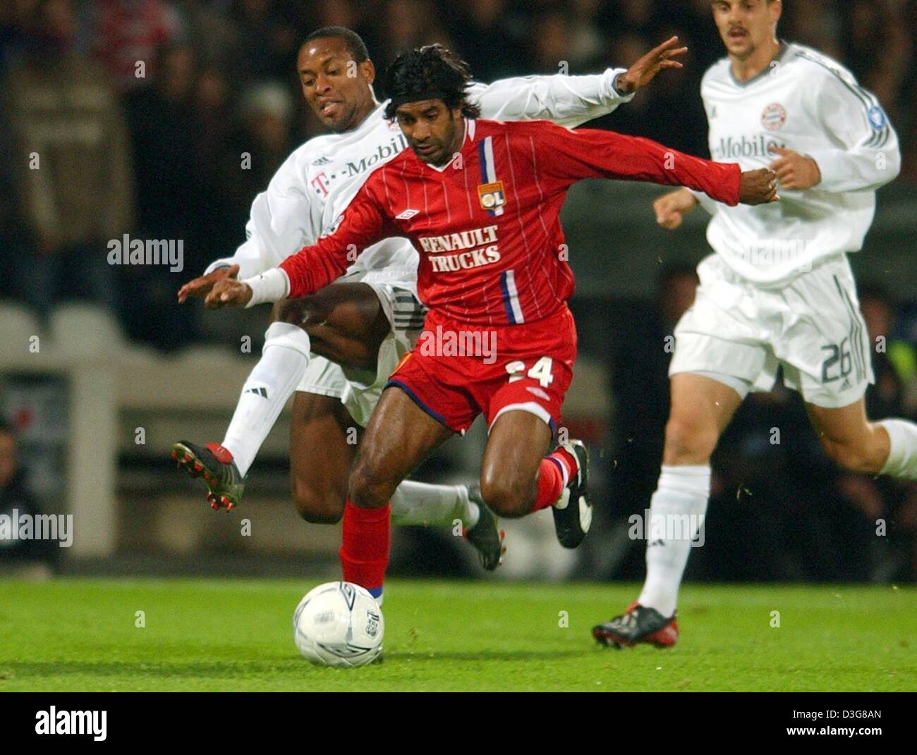 (Afp) - Le milieu de terrain brésilien du Bayern Ze Roberto (L) le milieu de terrain de Lyon attaques Vikash Dhorasoo (C) alors que le Bayern player Sebastian Deisler (R) regarde sur, au cours de la Ligue des Champions match du FC Bayern Munich et l'Olympique Lyon au Municipal Stade de Gerland à Lyon, France, 21 octobre 2003. Le jeu s'est terminée par un nul 1-1. Banque D'Images