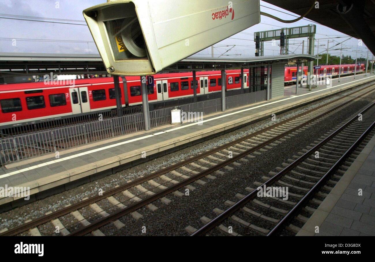 (Afp) - un train en arrivant à la gare passe d'une caméra vidéo, à la gare de Langenhagen-Mitte, près de Hanovre, Allemagne, 12 septembre 2003. Après la découverte d'une bombe à la gare de Dresde cet été, les bandes vidéo des caméras de surveillance de plus en plus dans les gares seront enregistrées. Jusqu'à présent, n'étaient que des bandes enregistrées et stockées dans les situations d'urgence. Banque D'Images