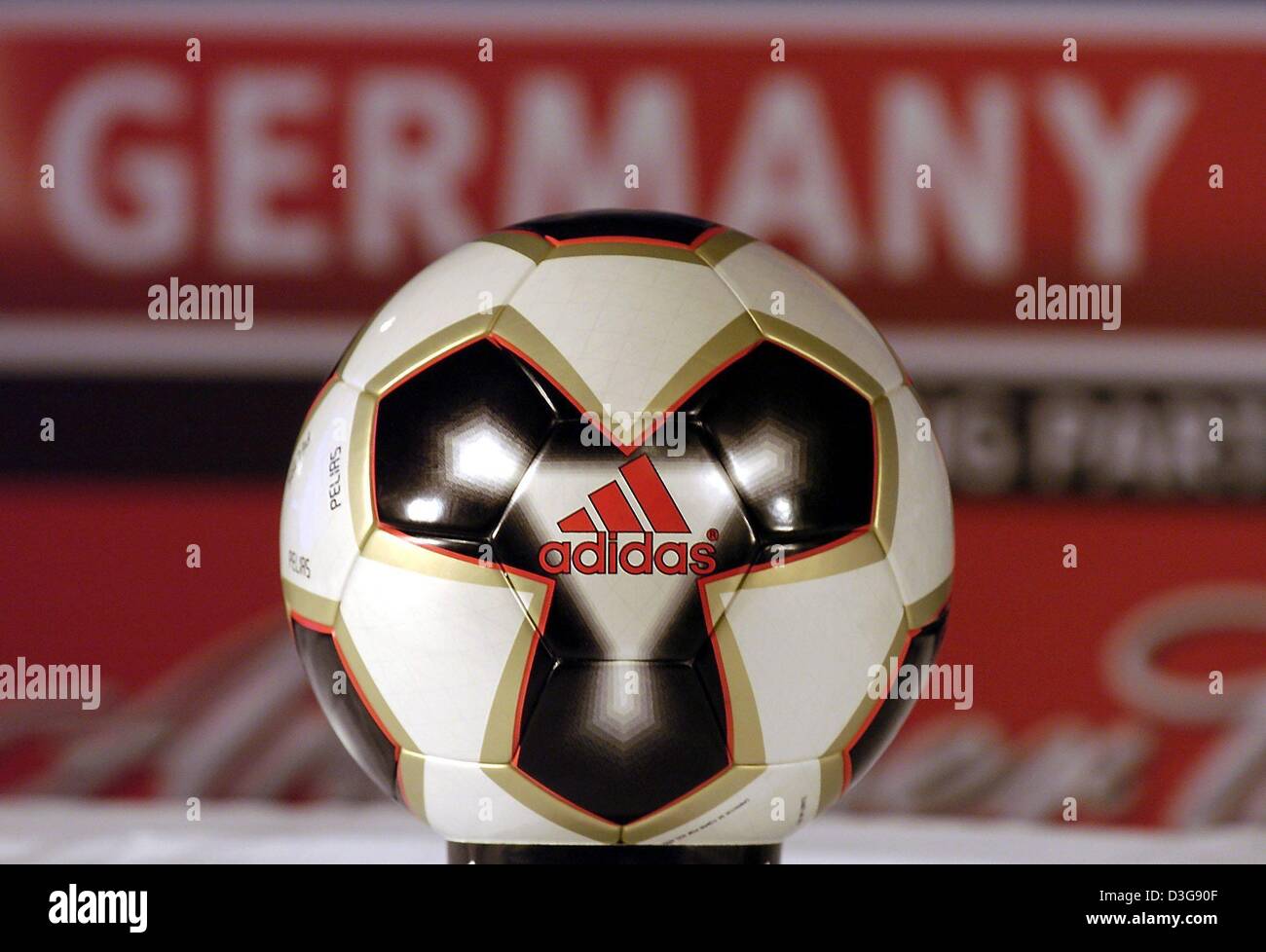 Afp) - Le ballon officiel de la Coupe des Confédérations est présenté à la  cérémonie du concours tournoi de Francfort, Allemagne, 1 novembre 2004. La  balle, produite par adidas, sera utilisé lors