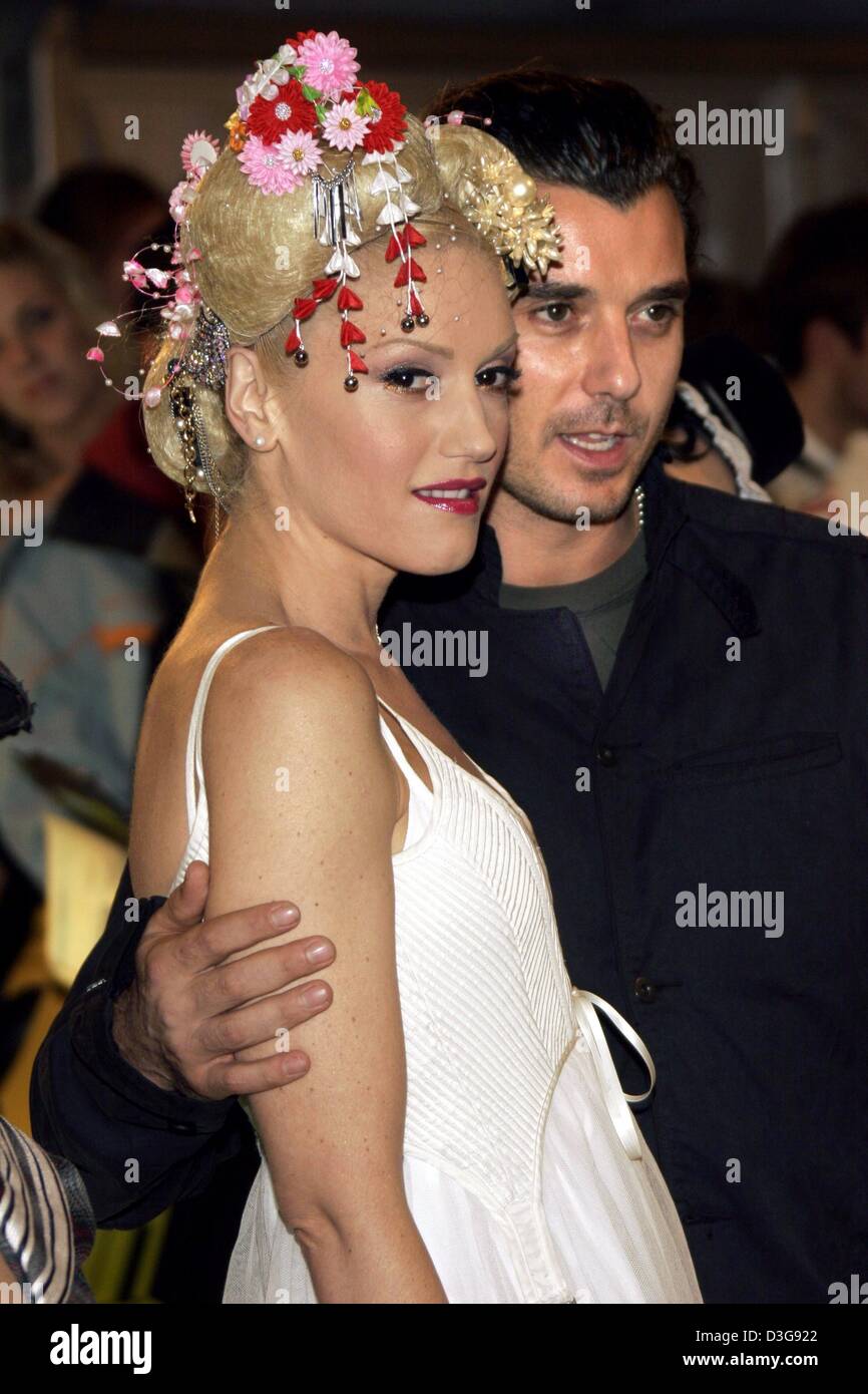 (Afp) - "pas de doute" chanteuse Gwen Stefani et son mari Gavin Rossdale, leader de la bande nous 'bush', poser pour les photographes pendant les MTV Europe Music Awards à Rome, Italie, 18 novembre 2004. Banque D'Images