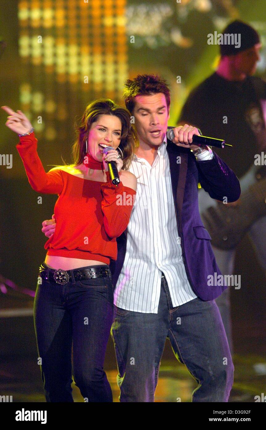 (Afp) - La chanteuse canadienne Shania Twain et chanteur Mark McGrath effectuer au cours de la 56e 'Bambi' media award cérémonie à Hambourg, Allemagne, 18 novembre 2004. Shania Twain a remporté un prix dans la catégorie Pop International. Chaque année, le groupe allemand Burda Media rend hommage à des célébrités du monde du spectacle, la littérature, le sport et la politique. Banque D'Images