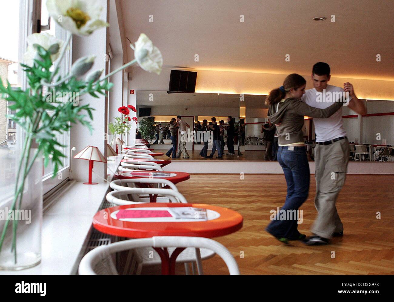 (Afp) - la pratique des jeunes au pas de danse une école de danse à Hambourg, Allemagne, 29 octobre 2004. Le désir d'apprendre la danse parmi les jeunes augmente de nouveau. "Les dix dernières années ont montré une augmentation d'environ 15  % dans les chiffres. Depuis environ quatre ans et demi à la demande de Hip-Hop, breakdance et danse Clip a également augmenté de façon spectaculaire.", explique le Banque D'Images