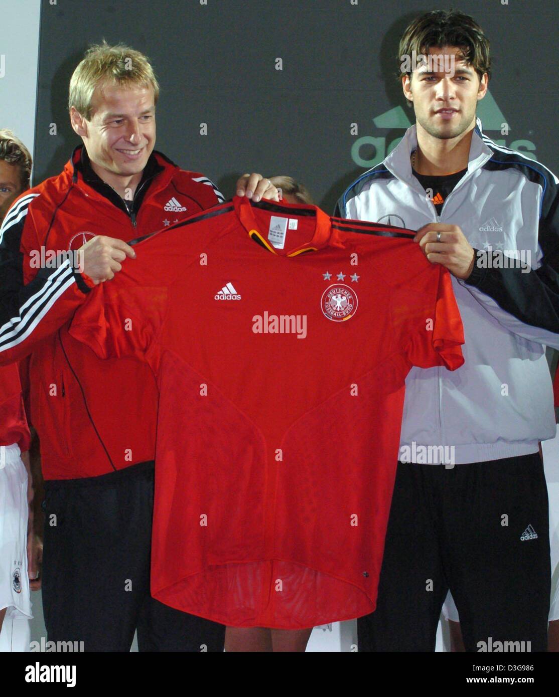 Afp L Equipe Nationale De Football Allemand Juergen Klinsmann Entraineur Chef L Et Le Capitaine De L Equipe Michael Ballak Presente L Equipe De Neuf Maillot Rouge Au Cours D Une Conference De Presse A Leipzig