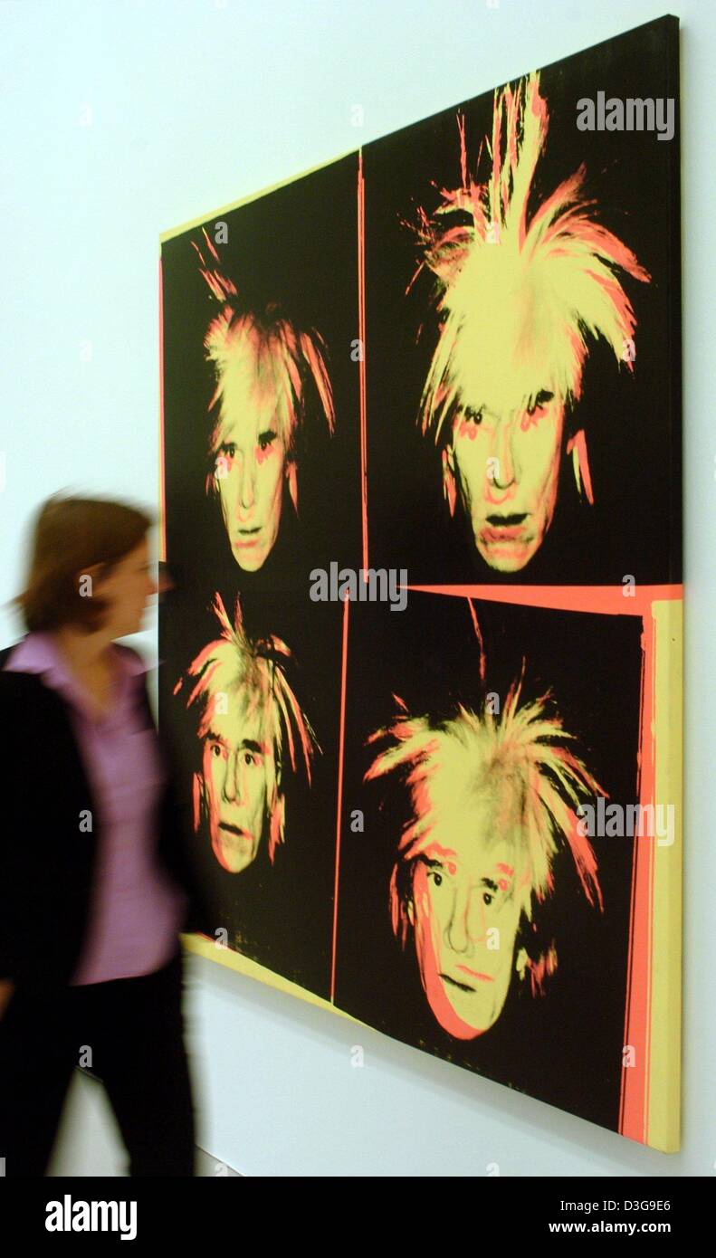(Afp) - Un employé du musée marche dernières auto-portraits de la fin-nous oeuvres d'Andy Warhol au Sprengel Museum de Hanovre, Allemagne, 1 octobre 2004. L'exposition 'Andy Warhol. Autoportraits', s'étendant sur 40 ans d'Andy Warhol, se déroule du 3 octobre 2004 au 16 janvier 2005. Banque D'Images