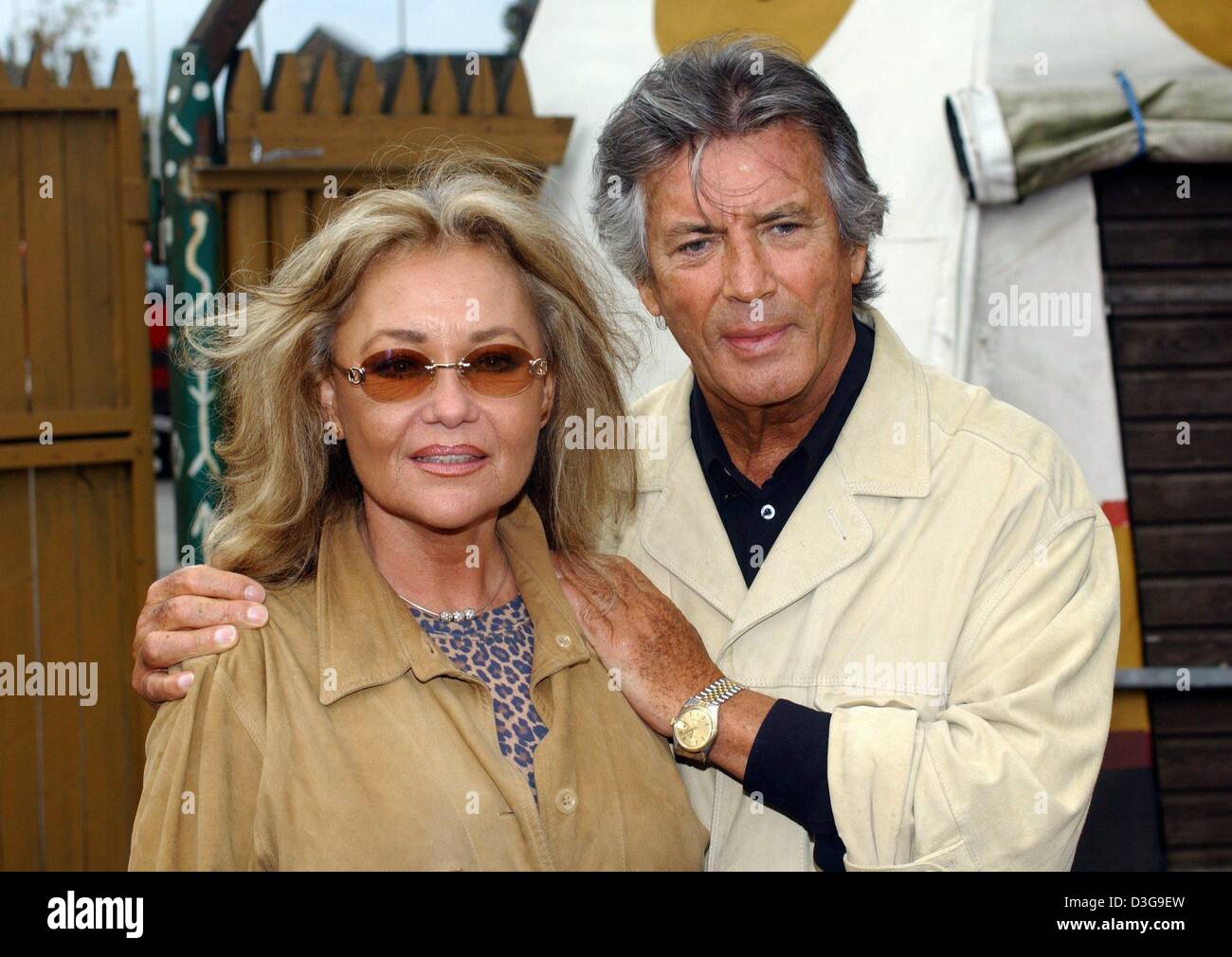 (Afp) - L'acteur français Pierre Brice pose avec sa femme comme il l'Hella présente son autobiographie "Winnetou und ich - mein Leben wahres' (Winnetou et moi - ma vraie vie) dans la région de Bad Segeberg, Allemagne, 4 octobre 2004. Pierre Brice, 75 ans, est devenu célèbre pour la lecture de Winnetou, chef de l'Apaches, dans l'adaptation cinématographique de l'ouest de romans de l'écrivain allemand Karl May. Le premier film de la Banque D'Images