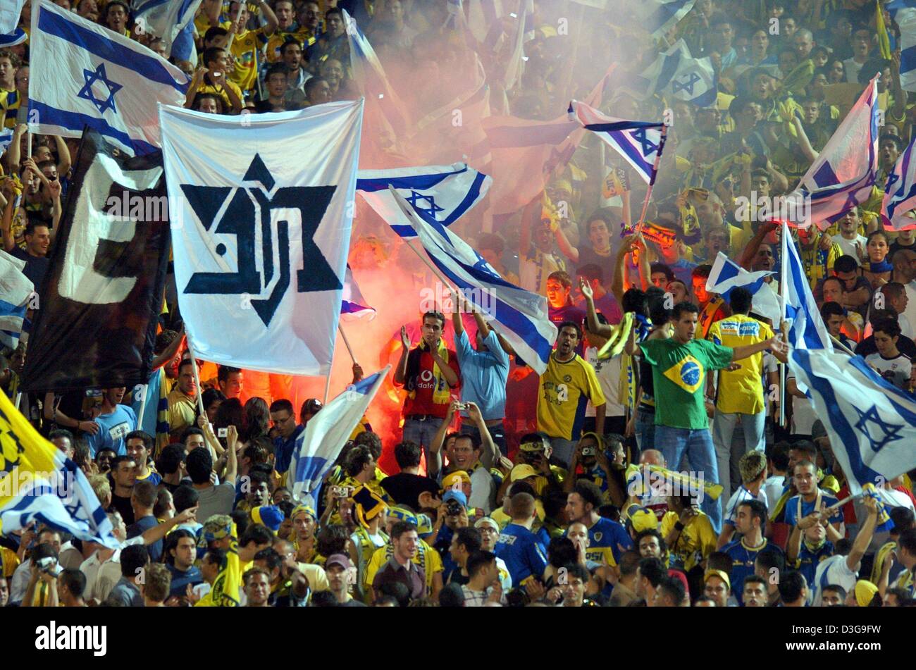 (Afp) - des fans israéliens célébrer au cours de l'UEFA Champions League entre le Bayern Munich et Maccabi Tel Aviv à Ramat Gan Stadium à Tel Aviv, Israël, le 15 septembre 2004. Glamourless Bayern a enregistré une victoire de 1-0. Banque D'Images