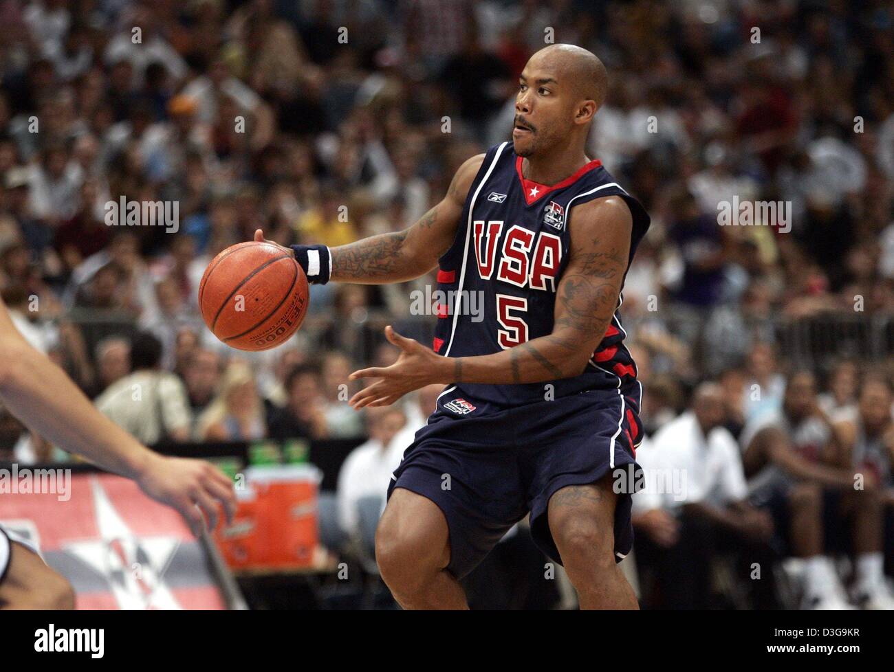 (Afp) - Étoile de basket-ball US Stephon Marbury dribble la balle lors d'un match entre l'US Dream Team et l'équipe nationale de basket-ball allemand à Cologne, Allemagne, 4 août 2004. Les États-unis a remporté le match serré de l'avertisseur par un score de 80 : 77. Banque D'Images