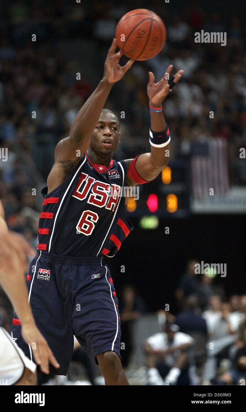 Afp) - joueur de basket-ball américain Dwayne Wade passe le ballon lors  d'un match entre l'US Dream Team et l'équipe nationale de basket-ball  allemand à Cologne, Allemagne, 4 août 2004. Les États-unis