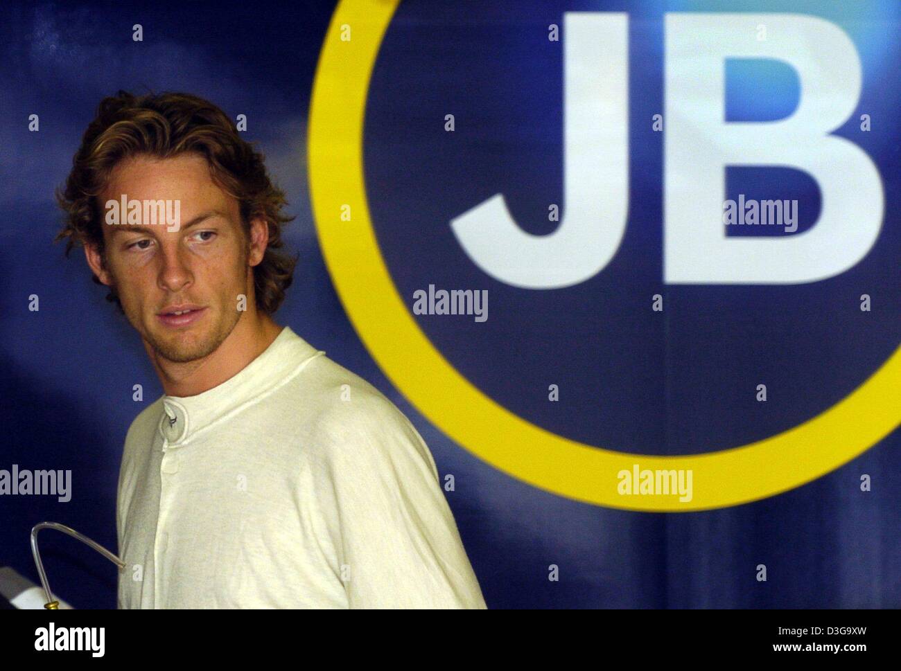 (Afp) - pilote de Formule 1 britannique Jenson Button (BAR-Honda) se place en avant de son 'JB' logo au nouveau Circuit International de Shanghai à Shanghai, Chine, le 25 septembre 2004. Bouton qui avait l'intention de changer les équipes et prévu de conduire pour BMW-Williams en 2005 demeurera à BAR-Honda pour une autre saison de Formule 1 après la reconnaissance des contrats de commission a statué que son accord existant wit Banque D'Images