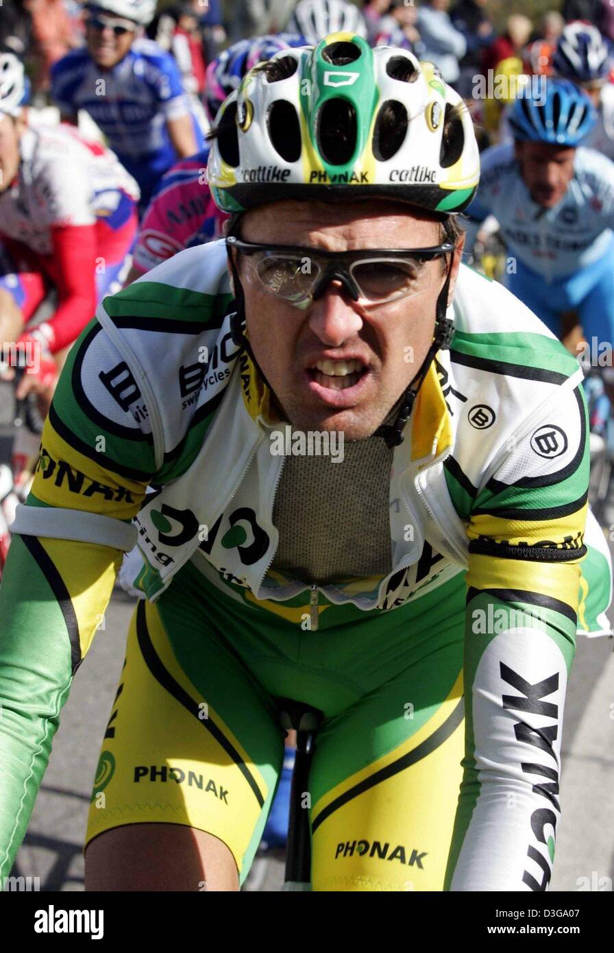 (Afp) - Un fichier photo datée du 16 octobre 2004 de Alex Zuelle cycliste suisse de l'équipe Phonak en action durant le tour de Lombardie, près de Côme, en Italie. Zuelle terminera sa carrière de 14 ans avec une partie de ses fans le 30 octobre, selon un communiqué sur son site internet le jeudi 21 octobre 2004. La carrière de Zuelle était en surbrillance le dos à dos des victoires dans la Vuelta a Espana à 199 Banque D'Images