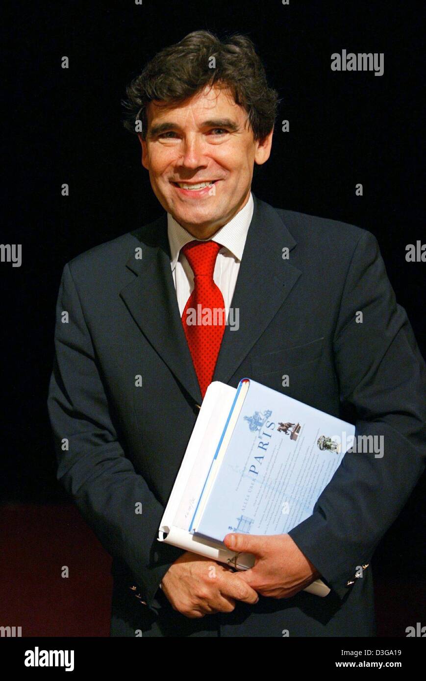 Politique pol diplomatie souriant livre cravate rouge costume allemagne  Banque de photographies et d'images à haute résolution - Alamy