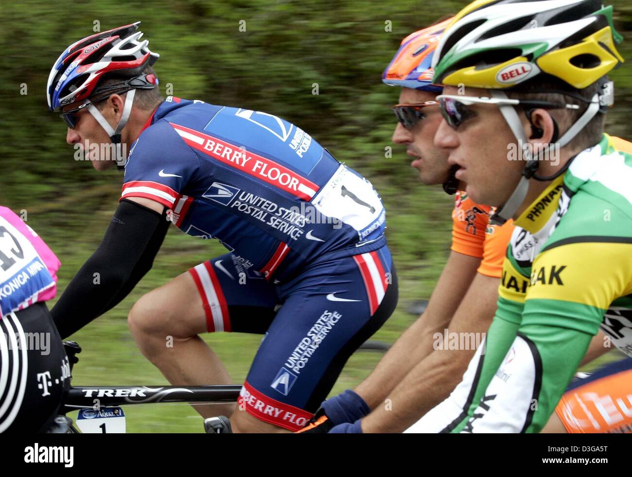 (Afp) - Cinq fois champion du Tour de France Lance Armstrong (L) de l'équipe US Postal rides aux côtés de ses adversaires Iban Mayo de l'Espagne (C, de l'équipe Euskaltel- Euskadi) et Tyler Hamilton de l'équipe Phonak (US) au cours de la deuxième étape du Tour de France près de Charleroi, Belgique, le 5 juillet 2004. Armstrong vise une sixième victoire record tour. La seconde et 197km étape longue de Banque D'Images