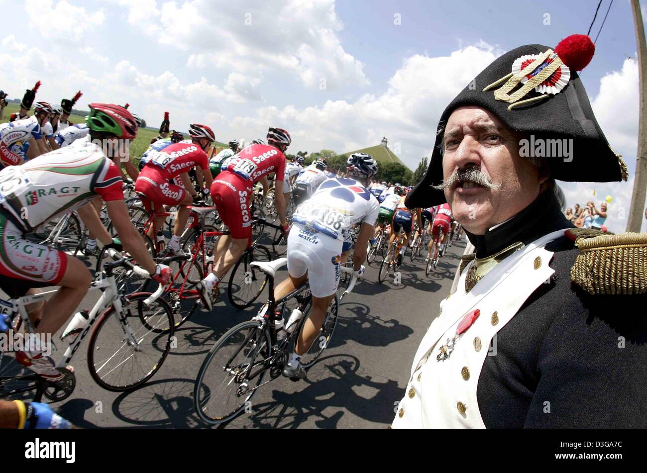 (Afp) - Un fan habillé en l'empereur français Napoléon légendaire regarde les cyclistes passent au cours de la troisième étape du Tour de France près de Waterloo, Belgique, le 6 juillet 2004. Waterloo a été le site d'une bataille décisive en 1819 qui en a marqué le destin de Napoléon comme empereur. La troisième et 210km longue étape du 91ème Tour de France cycliste prend les cyclistes de Waterloo à Wasquehal, Franc Banque D'Images