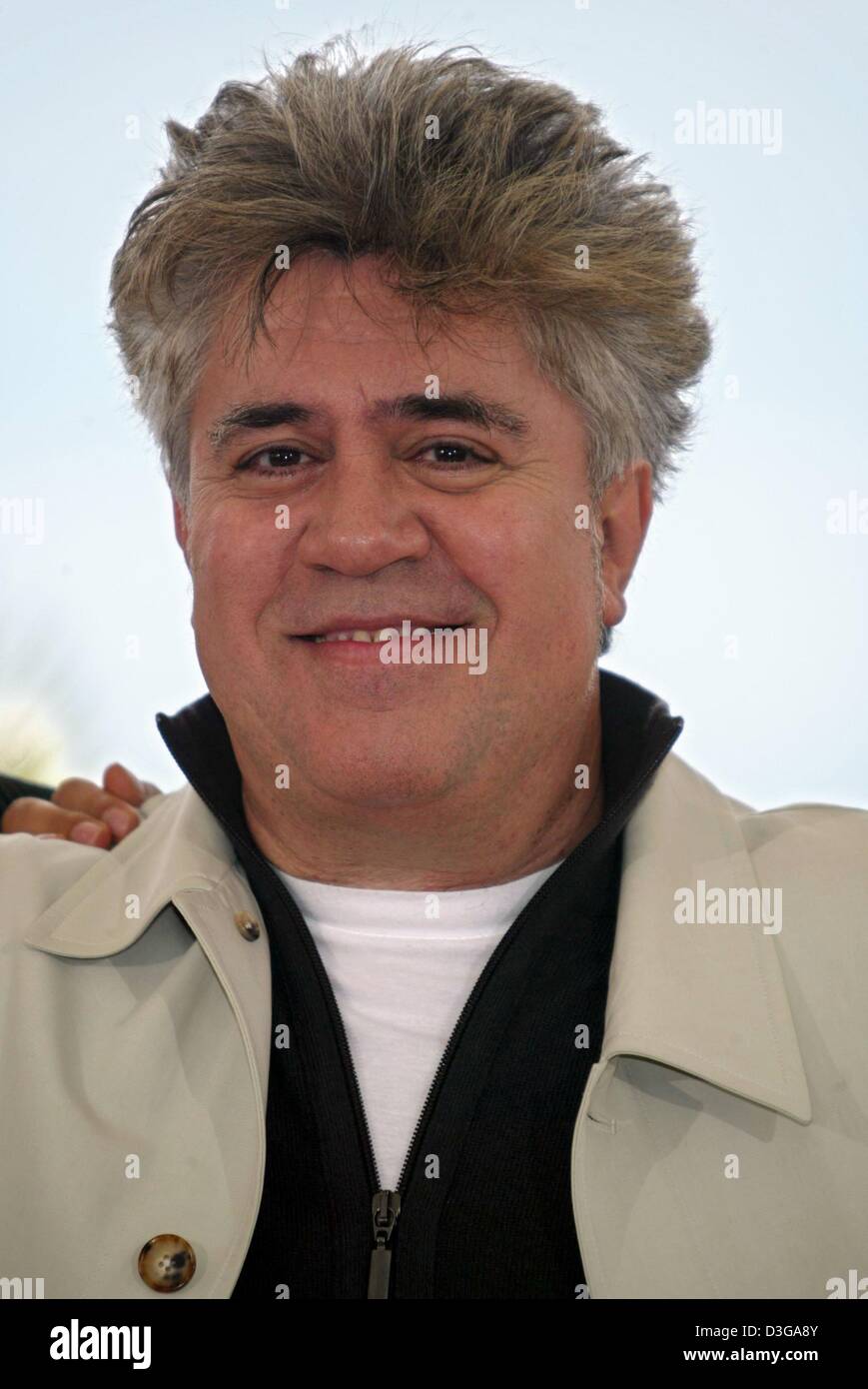 (Afp) - L'Espagnol Pedro Almodovar directeur lors de la présentation de son film "La Mala Educacion" au 57e Festival du Film de Cannes, France, 12 mai 2004. La Palme d'or prix seront décernés le 22 mai. Banque D'Images